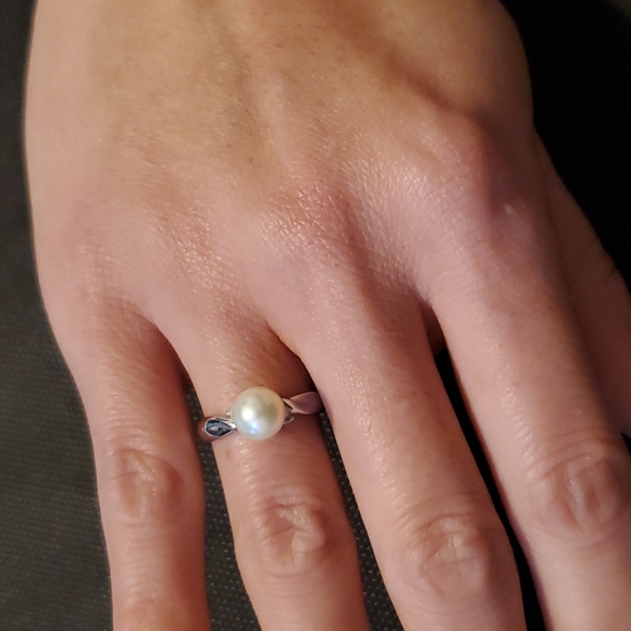 Macys Pearl 7MM and Diamond 14k White Gold Ring - Size 6 EUC - Picture 4 of 12